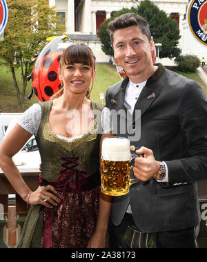 München, Deutschland. 06 Okt, 2019. Anna, Ehefrau von Robert Lewandowski, FCB9 Teams FC BAYERN MÜNCHEN besucht das Oktoberfest Oktoberfest in traditioneller Kleidung Dirndl und Lederhose, Leder 1. Deutschen Fußball-Bundesliga, München, Oktober 06, 2019 Saison 2019/2020, FCB, München, Quelle: Peter Schatz/Alamy leben Nachrichten Stockfoto