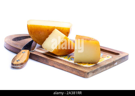 Harten italienischen Pecorino Schafskäse auf Holzbrett Nahaufnahme isoliert Stockfoto