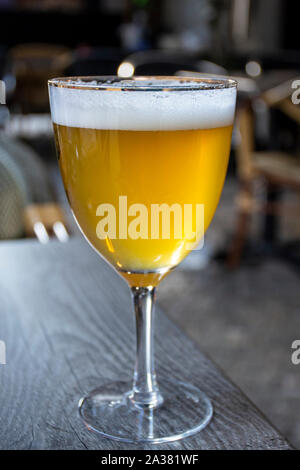 Berühmten belgischen Bier draußen serviert in kleinen alten Cafe in speziellen belgisches Bier Glas in der Sonne leuchtet Stockfoto