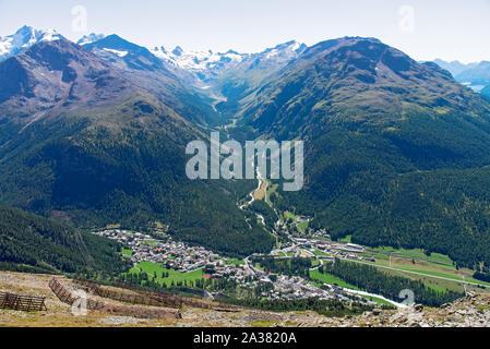 Panoramablick von Pontresina und Val Roseg aus dem Segantini Hütte gesehen Stockfoto