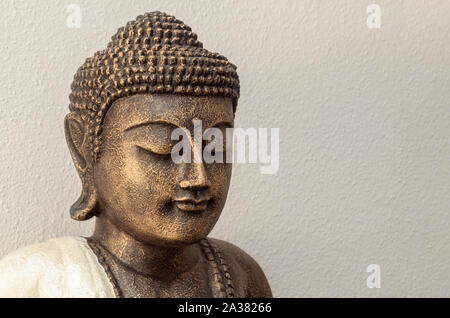 Siddhartha Bronzestatue. Nahaufnahme von Buddha wunderschöne, ruhige und gelassene Bilder Gesicht mit geschlossenen Augen. Beste Meditation Inspiration Bild oder Achtsamkeit Hintergrund. Kopieren Stockfoto