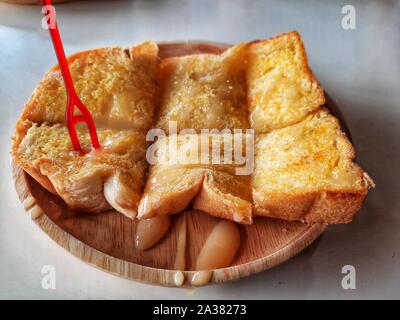 Das knusprige Brot Toast Scheibe mit Karamell auf Holzplatte Hintergrund Stockfoto