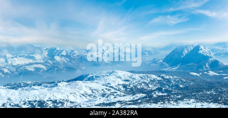 Winter dunstiger morgen Blick von der Dachstein massif Top (Österreich). Panorama. Stockfoto