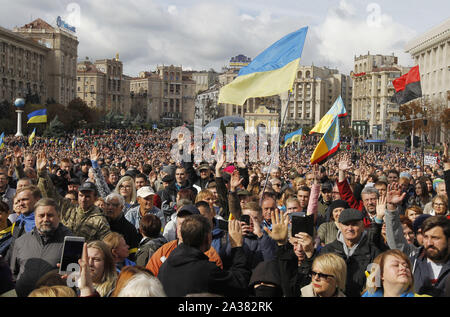 Kiew, Ukraine. 6. Okt, 2019. Menschen nehmen an einer Kundgebung gegen die Genehmigung des 'Steinmeier Formel', auf dem Platz der Unabhängigkeit in Kiew, Ukraine, am 6. Oktober 2019. Mitglieder der Trilateralen Gruppe (TGC) für die Ukraine zu einem Friedensprozess als so genannte Steinmeier Formel, mit lokalen Wahlen im Osten des Landes bekannt und die Reihenfolge der Inkrafttreten des Gesetzes über die besonderen Status Genehmigt, angeblich durch die Medien. Credit: Serg Glovny/ZUMA Draht/Alamy leben Nachrichten Stockfoto