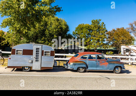 Ein 1946 DeSoto Auto und ein Vintage Travel Trailer im Benton Hot Springs in abgelegenen östlichen Kalifornien Stockfoto