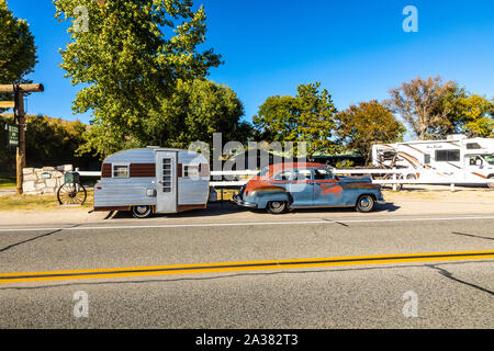 Ein 1946 DeSoto Auto und ein Vintage Travel Trailer im Benton Hot Springs in abgelegenen östlichen Kalifornien Stockfoto