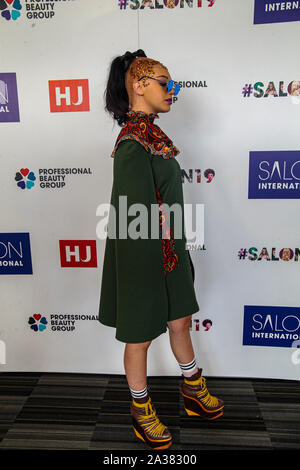 London, Großbritannien. 6. Okt 2019. Salon International in London Excel. In diesem Jahr schauen Thema waren die Rollen der 80er Jahre. Credit: Paul Quezada-Neiman/Alamy leben Nachrichten Stockfoto