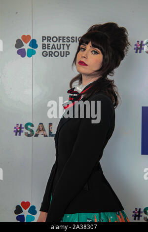 London, Großbritannien. 6. Okt 2019. Salon International in London Excel. In diesem Jahr schauen Thema waren die Rollen der 80er Jahre. Credit: Paul Quezada-Neiman/Alamy leben Nachrichten Stockfoto