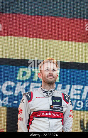 Hockenheim, Deutschland. 06 Okt, 2019. Motorsport: Deutsche Tourenwagen Masters, Qualifying auf dem Hockenheimring: Rennfahrer Rene Rast, Sieger der DTM in diesem Jahr, von Audi Sport Team Rosberg, ist auf dem Podium an der Preisverleihung. Foto: Uwe Anspach/dpa/Alamy leben Nachrichten Stockfoto