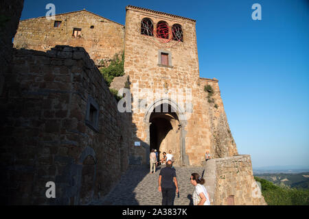 Porta di Santa Maria in Civita di Bagnoregio, Latium, Italien. August 20 2019, genannt La Città che muore (die sterbende Stadt) © wojciech Strozyk/Alamy St Stockfoto