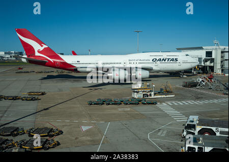 28.09.2019, Sydney, New South Wales, Australien - ein Qantas Boeing 747-400 Passagiermaschine ist ein Tor in Kingsford Smith International Airport geparkt. Stockfoto