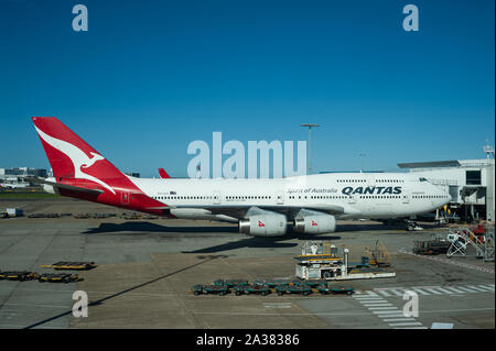 28.09.2019, Sydney, New South Wales, Australien - ein Qantas Boeing 747-400 Passagiermaschine ist ein Tor in Kingsford Smith International Airport geparkt. Stockfoto