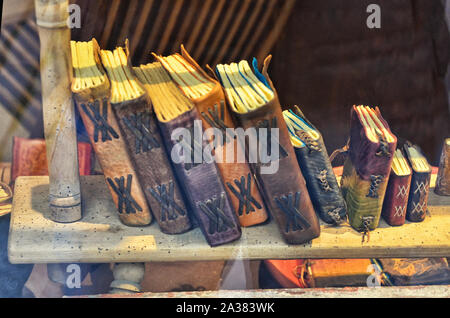 Schöne antike und alte Bücher über alte hölzerne Bücherregal in der Buchhandlung oder Bibliothek. Vintage Retro getonten Bild mit Kopie Raum Stockfoto