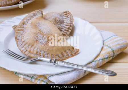 Trucha de Batata auf dem Teller mit Gabel und Serviette. Dieses Süße in der Regel in Kanarische Inseln, Spanien in der Weihnachtszeit verzehrt. Kanarischen Backwaren Stockfoto