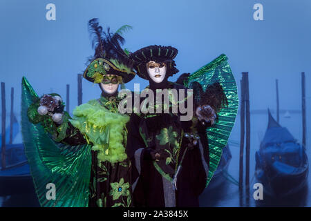 Zwei Personen, die sich für den Karneval in Venedig, Venetien, Italien gekleidet Stockfoto