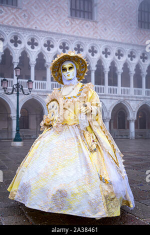 Eine Frau, die sich für den Karneval in Venedig, Venetien, Italien gekleidet Stockfoto