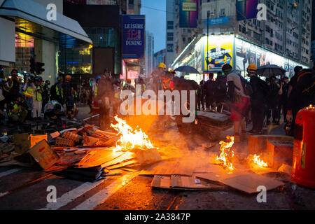 Hongkong, China. Vom 6. Oktober 2019. Zehntausende von pro-demokratischen Demonstranten März heute im strömenden Regen durch die Mitte des Hong Kong von Causeway Bay Central. Friedliche März später gedreht heftig als harte Kern der Demonstranten Polizei konfrontiert. Pic; Feuer auf Straßen von Causeway Bay. Iain Masterton/Alamy Leben Nachrichten. Stockfoto