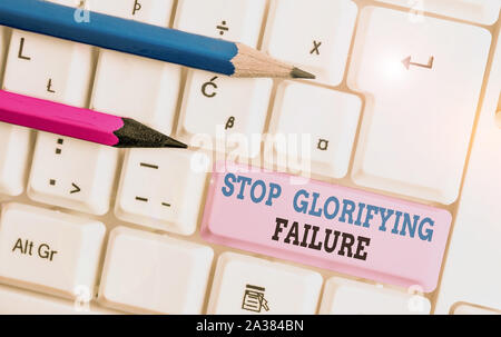 Handschrift text Stop Pries. Konzeptionelle photo lassen Sie sich nicht von Versagen in der Regel ihr Leben erneut Weiß pc-Tastatur mit leeren Papier oben Stockfoto