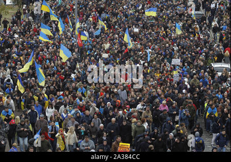 Kiew, Ukraine. 6. Okt, 2019. Menschen nehmen an einer Kundgebung gegen die Genehmigung des 'Steinmeier Formel', auf dem Platz der Unabhängigkeit in Kiew, Ukraine, am 6. Oktober 2019. Mitglieder der Trilateralen Gruppe (TGC) für die Ukraine zu einem Friedensprozess als so genannte Steinmeier Formel, mit lokalen Wahlen im Osten des Landes bekannt und die Reihenfolge der Inkrafttreten des Gesetzes über die besonderen Status Genehmigt, angeblich durch die Medien. Credit: Serg Glovny/ZUMA Draht/Alamy leben Nachrichten Stockfoto