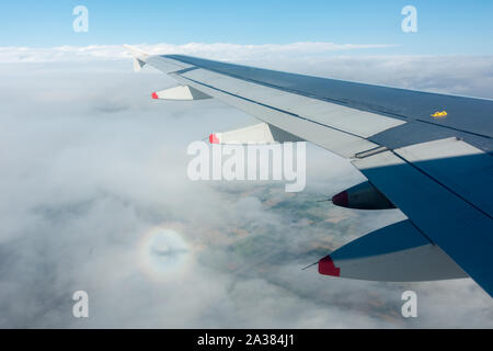 Ein brocken Gespenst Flugzeug Schatten mit Regenbogen aus dem Flugzeug Fenster Stockfoto