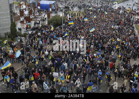 Kiew, Ukraine. 6. Okt, 2019. Menschen nehmen an einer Kundgebung gegen die Genehmigung des 'Steinmeier Formel', auf dem Platz der Unabhängigkeit in Kiew, Ukraine, am 6. Oktober 2019. Mitglieder der Trilateralen Gruppe (TGC) für die Ukraine zu einem Friedensprozess als so genannte Steinmeier Formel, mit lokalen Wahlen im Osten des Landes bekannt und die Reihenfolge der Inkrafttreten des Gesetzes über die besonderen Status Genehmigt, angeblich durch die Medien. Credit: Serg Glovny/ZUMA Draht/Alamy leben Nachrichten Stockfoto