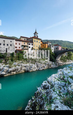 Bunte Stadt Kanal Ob Soci in Slowenien. Kleines Dorf am Fluss Soca. Stockfoto