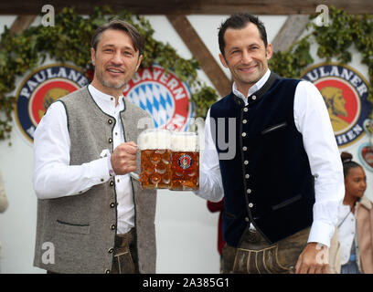 München Deutschland 6.10.2019, die Mannschaft des FC Bayern München besucht das Oktoberfest; Hasan Salihamidzic und Manager Niko Kovac (links) Stockfoto