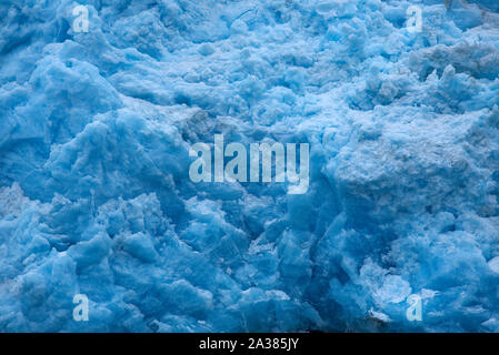 Große Eisblöcke des Northwestern Glacier, intensiv blau in der Farbe, an einem bewölkten Tag im Sommer. Stockfoto