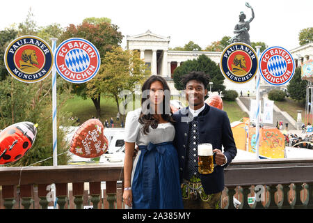 München Deutschland 6.10.2019, die Mannschaft des FC Bayern München besucht das Oktoberfest; David Alaba und Freundin Shalimar Heppner Stockfoto