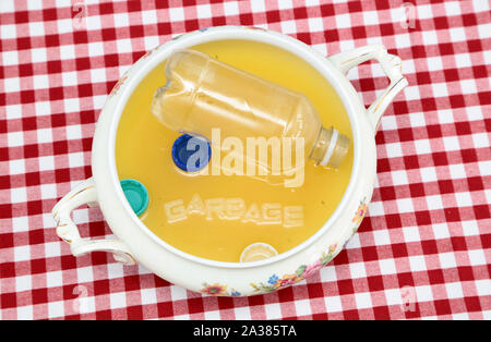Kunststoff Suppe auch als Müll Suppe bekannt. (Meeresverschmutzung und Umweltverschmutzung Konzept) Stockfoto