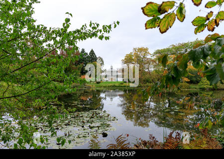 Blick über den See im Botanischen Garten mit dem Botanischen Museum im Hintergrund Stockfoto