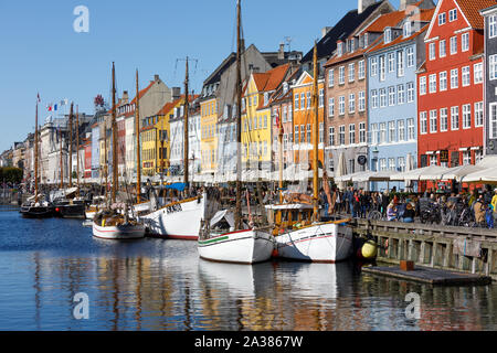 Farbenfrohe Gebäude entlang der Nyhavn Kanal Stockfoto