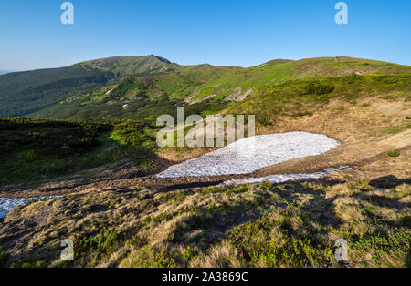 Massiv von Pip Ivan mit den Ruinen der Sternwarte auf der Oberseite. Und Reste von Schnee im Tal, Karpaten, Chornohora, Ukraine. Stockfoto