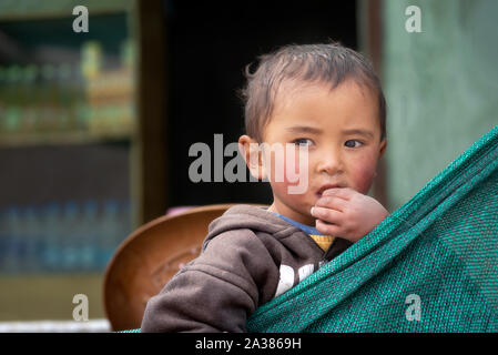 Rumtse, Indien - 22. August 2015: Portrait eines Jungen weg von der Kamera auf den Keylong-Leh Straße met Stockfoto