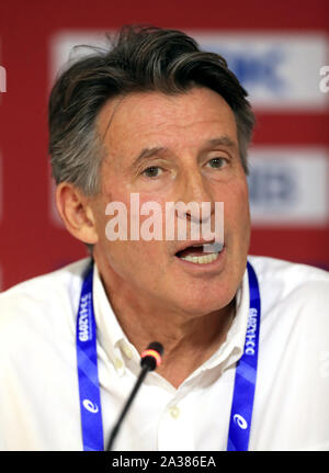 IAAF-Präsident Sebastian Coe während einer Pressekonferenz am Tag zehn der IAAF Weltmeisterschaften am Khalifa International Stadium, Doha, Katar. Stockfoto