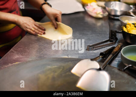 Roti, Roti schw Mehl von roti Teekocher mit Öl. Thailand Street Food und Desserts. knusprige Pfannkuchen in Thailand. Stockfoto