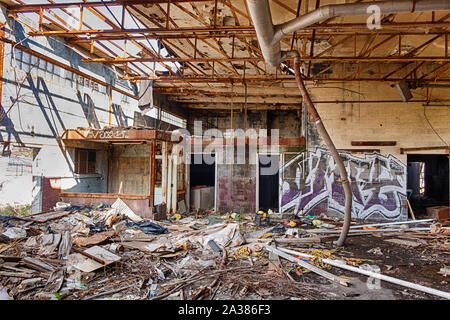 DETROIT, Michigan, APRIL 27, 2019: Das Innere einer verlassenen Fabrik in Detroit ist mit Schmutz bedeckt und mit Graffiti versehen. Stockfoto