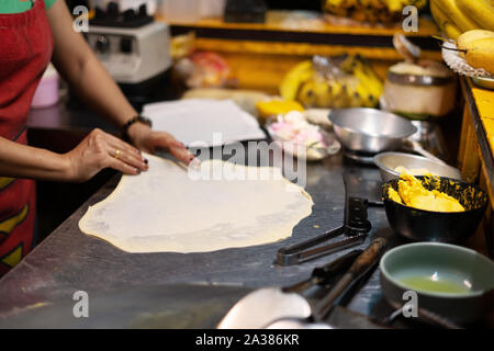 Roti, Roti schw Mehl von roti Teekocher mit Öl. Thailand Street Food und Desserts. knusprige Pfannkuchen in Thailand. Stockfoto