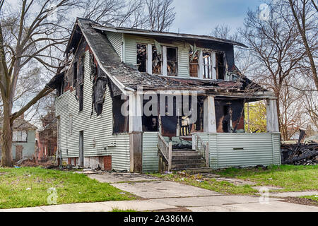DETROIT, Michigan, APRIL 27, 2019: Brandschaden ist offensichtlich in einer verfallenden Bereich von Detroit, die von Urban Blight erlitten hat.