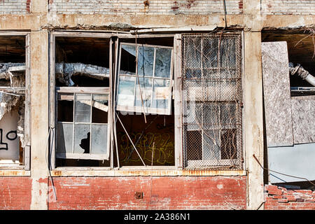 DETROIT, Michigan, APRIL 28, 2019: ein zerbrochenes Fenster öffnet sich an der Innenseite der historischen Packard Motor Company Fabrik in Detroit. Stockfoto