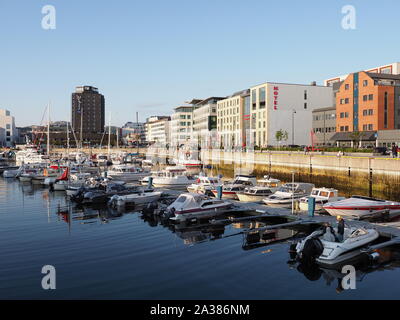 Promenade mit Yachten und Boote in europäischen Bodo Stadt am Salten Region in Norwegen Stockfoto