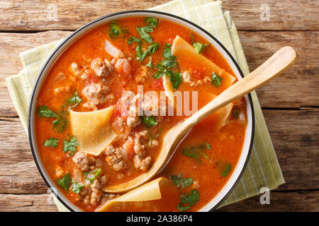 Lecker Lasagne Suppe mit Hackfleisch, Tomaten, Käse und Kräutern close-up in einem Teller auf dem Tisch. Horizontal oben Ansicht von oben Stockfoto