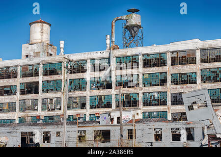 DETROIT, Michigan, APRIL 28, 2019: Das Äußere des Fisher Body Works Fabrik in Detroit ist in einem desolaten Zustand mit kaputten Fenstern und anderen Stockfoto