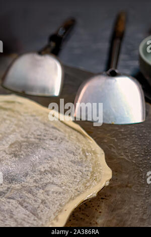 Thai Street Food - traditionelle thailändische Pfannkuchen gebraten auf ein Pfannkuchen close-up Stockfoto