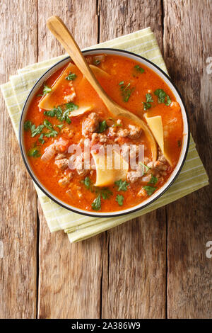 Frisch duftende Suppe, Lasagne mit Hackfleisch closeup in einer Platte. Vertikal oben Ansicht von oben Stockfoto