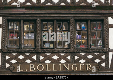 Straßburg, Frankreich - Juli 26., 2017. Showcase Souvenir shop in Straßburg. Weihnachtsgeschenke Stockfoto