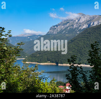 Die berühmten Piva River Canyon mit seinen fantastischen Behälter Piva (See Pivsko Jezero) und Pluzine Stadt Sommer Blick in Montenegro. Naturreisen backgrou Stockfoto