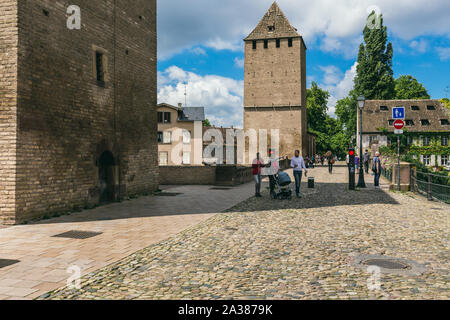 Straßburg, Frankreich - Juli 26., 2017. Alte mittelalterliche Turm in Straßburg, Überreste der Festung Stockfoto