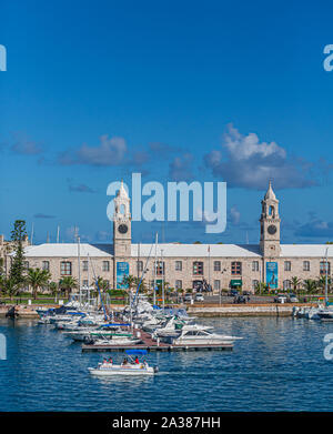 HAMILTON, Bermuda - 14. Juli 2017: Hamilton, Bermuda hat eine Mischung aus britischen und amerikanischen Kultur. Die Royal Naval Dockyard kombiniert moderne attracti Stockfoto