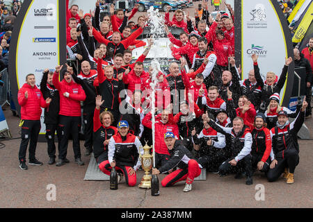 Llandudno, Wales, UK. 6. Okt 2019. Ott Tanak und co-pilot Martin Jarveoja feiert mit seinem Team essen Rally GB Credit: Jason Richardson/Alamy leben Nachrichten Stockfoto